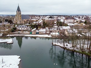 EGLISE ET VILLAGE DE BREZOLLES SOUS LA NEIGE, EURE-ET-LOIR (28), FRANCE 