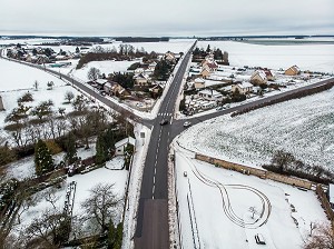 ROUTE ET VILLAGE DE BREZOLLES SOUS LA NEIGE, EURE-ET-LOIR (28), FRANCE 