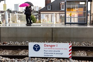 PANNEAU DE DANGER DE TRAVERSER LES VOIES FERREES, GARE DE L'AIGLE, ORNE, FRANCE 