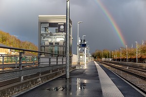 ASCENSEUR HANDICAPE ET ARC-EN-CIEL SUR LES QUAIS DE LA GARE DE L'AIGLE, ORNE, FRANCE 