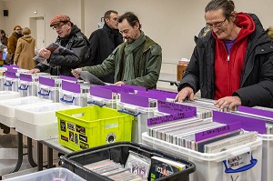 CLIENTS DEVANT LES BACS DE DISQUE 33 TOURS, SALON DU VINYLE 'LES GALETTES NOIRES', L'AIGLE (61), FRANCE 