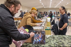 CLIENTS DEVANT LES BACS DE DISQUE 33 TOURS, SALON DU VINYLE 'LES GALETTES NOIRES', L'AIGLE (61), FRANCE 