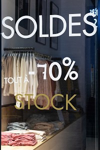 SOLDES DANS LES BOUTIQUES DE LA GALERIE MARCHANDE DE LA CITE DE L'INDUSTRIE, PARIS 19EME, FRANCE