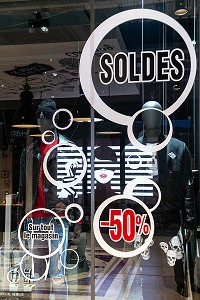SOLDES DANS LES BOUTIQUES DE LA GALERIE MARCHANDE DE LA CITE DE L'INDUSTRIE, PARIS 19EME, FRANCE