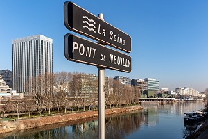 BORDS DE SEINE AU PONT DE NEUILLY DEVANT LA TOUR ALLIANZ, NEUILLY-SUR-SEINE, FRANCE 