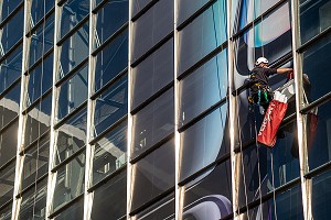 NETTOYAGE DES VITRES PAR LA SOCIETE VERSANT, TRAVAUX ACROBATIQUES SUR L'IMMEUBLE VITRE DE CNIT, PARIS-LA DEFENSE, PUTEAUX, FRANCE 