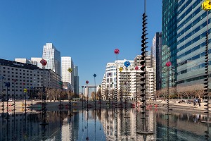 BASSIN TAKIS, OEUVRE D'ART MOUVANTE DEVANT LES TOURS ET LA GRANDE ARCHE, PARIS-LA DEFENSE, PARIS-LA DEFENSE, FRANCE 