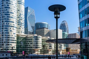 IMMEUBLE DE BUREAU, COEUR DEFENSE ET TOURS DEVANT LE PARVIS DE PARIS-LA DEFENSE, PUTEAUX, FRANCE 