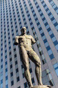 SCULPTURE ICARE DE L'ARTISTE IGOR MITORAJ 1999, POLE UNIVERSITAIRE LEONARD DE VINCI, PARIS-LA DEFENSE, COURBEVOIE, FRANCE 