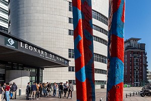 ETUDIANTS DEVANT LE POLE UNIVERSITAIRE LEONARD DE VINCI, PARIS-LA DEFENSE, COURBEVOIE, FRANCE 