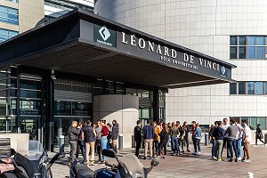 ETUDIANTS DEVANT LE POLE UNIVERSITAIRE LEONARD DE VINCI, PARIS-LA DEFENSE, COURBEVOIE, FRANCE 