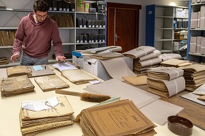 LA SALLE DE TRI DES DOCUMENTS ANCIENS, ARCHIVES DEPARTEMENTALES D'EURE-ET-LOIR, CHARTRES (28), FRANCE 