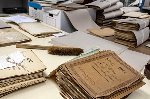 LA SALLE DE TRI DES DOCUMENTS ANCIENS, ARCHIVES DEPARTEMENTALES D'EURE-ET-LOIR, CHARTRES (28), FRANCE 