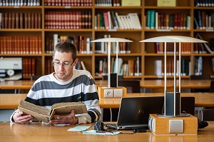 RECHERCHES DE GENEALOGIE, SALLE DE LECTURE DES ARCHIVES DEPARTEMENTALES D'EURE-ET-LOIR, CHARTRES (28), FRANCE 