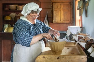 FEMME PREPARANT UN DESSERT AU CHOCOLAT, FERME LINT, KINGS LANDING, VILLAGE HISTORIQUE ANGLOPHONE, PAROISSE DE PRINCE-WILLIAM, FREDERICTON, NOUVEAU-BRUNSWICK, CANADA, AMERIQUE DU NORD 