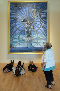 VISITEURS ALLONGES DEVANT LE TABLEAU, SANTIAGO EL GRANDE, SALVADOR DALI, REPRESENTATION MONUMENTALE DE L'APOTRE SAINT-JACQUES, GALERIE D'ART BEAVERBROOK, FREDERICTON, NOUVEAU-BRUNSWICK, CANADA 