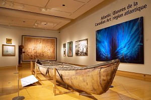 CANOT EN ECORCE DE BOULEAU FABRIQUE PAR LES PREMIERES NATIONS AMERINDIENNES, OEUVRES DE LA REGION ATLANTIQUE CANADIENNE, GALERIE D'ART BEAVERBROOK, FREDERICTON, NOUVEAU-BRUNSWICK, CANADA, AMERIQUE DU NORD 