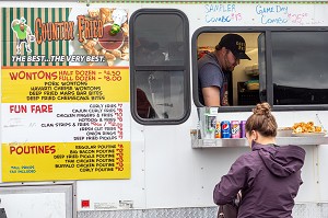 FOOD TRUCK DE POUTINES ET WONTONS, MARCHE DE FREDERICTON, NOUVEAU-BRUNSWICK, CANADA, AMERIQUE DU NORD 