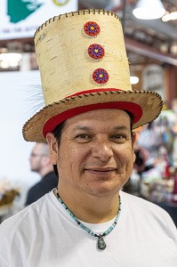 PORTAIT D'AMERINDIEN MI'KMAQ AVEC SON CHAPEAU TRADITIONNEL EN ECORCE DE BOULEAU, MARCHE DE MONCTON, NOUVEAU-BRUNSWICK, CANADA, AMERIQUE DU NORD 