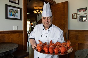 CHEF GILLES AVEC SON PLAT DE HOMARDS POUR LA PREPARATION DE LA GUEDILLE, SHEDIAC, CAPITALE MONDIALE DU HOMARD, NOUVEAU-BRUNSWICK, CANADA, AMERIQUE DU NORD 