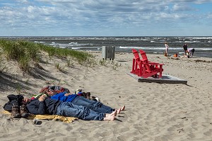 FAUTEUIL DE PLAGE ROUGE SUR LA PLAGE DE LA LAGUNE SAINT-LOUIS, PARC NATIONAL DE KOUCHIBOUGUAC, NOUVEAU-BRUNSWICK, CANADA, AMERIQUE DU NORD 