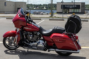 MOTO HARLEY DAVIDSON DEVANT UN MAGASIN D'ETAT POUR LA VENTE LEGAL DE CANNABIS, NOUVEAU-BRUNSWICK, CANADA, AMERIQUE DU NORD 