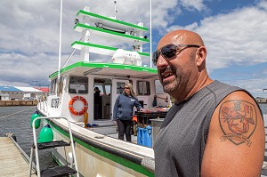 STEVE BEZEAU AVEC UN HOMARD TATOUE SUR SON BRAS, LA TERRASSE DE STEVE, ILE DE MISCOU, NOUVEAU-BRUNSWICK, CANADA, AMERIQUE DU NORD 