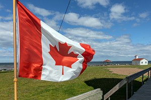 DRAPEAU CANADIEN PRES DU PHARE, ILE DE MISCOU, NOUVEAU-BRUNSWICK, CANADA, AMERIQUE DU NORD 