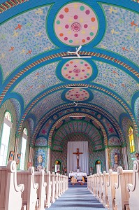 INTERIEUR DE L'EGLISE DE LA PAROISSE SAINTE-CECILE, SURNOMMEE L'ILE BONBON POUR LA JOIE ET LA GAITE, PETITE RIVIERE DE L'ILE, NOUVEAU-BRUNSWICK, CANADA, AMERIQUE DU NORD 