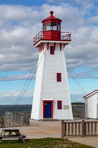 PHARE ARRIERE DE L'ILE PORTAGE, EN BOIS BLANC DEVANT L'AQUARIUM, SHIPPAGAN, NOUVEAU-BRUNSWICK, CANADA, AMERIQUE DU NORD 