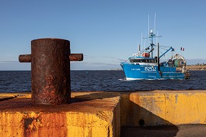 CHALUTIER A LA SORTIE DU PORT DE PECHE, CARAQUET, NOUVEAU-BRUNSWICK, CANADA, AMERIQUE DU NORD 