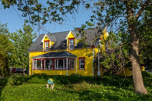 MAISON TRADITIONNELLE EN BOIS PEINT, COULEUR JAUNE, CARAQUET, NOUVEAU-BRUNSWICK, CANADA, AMERIQUE DU NORD 