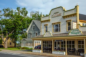 LIBRAIRIE, EPICERIE, BOULANGERIE, GRAINS DE FOLIE, MAISON TRADITIONNELLE EN BOIS, CARAQUET, NOUVEAU-BRUNSWICK, CANADA, AMERIQUE DU NORD 