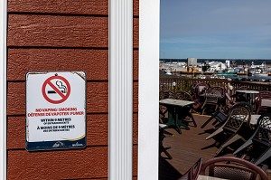 PANNEAU D'INTERDICTION DE FUMER ET DE VAPOTER DANS UN RAYON DE 9 METRES AUTOUR DU RESTAURANT ET DE LA TERRASSE, CARAQUET, NOUVEAU-BRUNSWICK, CANADA, AMERIQUE DU NORD 