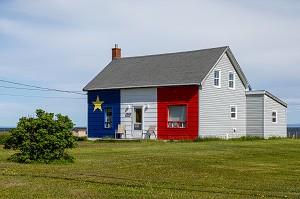 MAISON EN BOIS AUX COULEURS ACADIENNES, GRANDE-ANSE, NOUVEAU-BRUNSWICK, CANADA, AMERIQUE DU NORD 