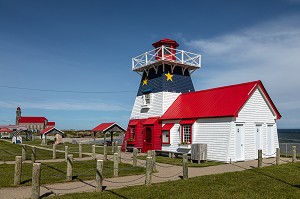 PHARE EN BOIS AUX COULEURS ACADIENNES, GRANDE-ANSE, NOUVEAU-BRUNSWICK, CANADA, AMERIQUE DU NORD 