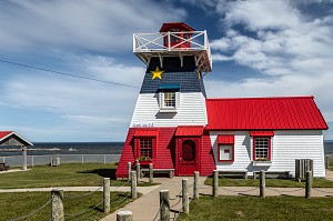 PHARE EN BOIS AUX COULEURS ACADIENNES, GRANDE-ANSE, NOUVEAU-BRUNSWICK, CANADA, AMERIQUE DU NORD 