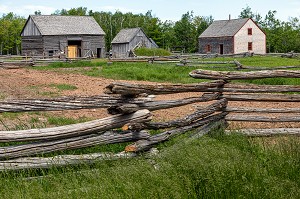 CLOTURES DEVANT LA MAISON ET LA FERME ROBICHAUD DE 1846, VILLAGE HISTORIQUE ACADIEN, BERTRAND, NOUVEAU-BRUNSWICK, CANADA, AMERIQUE DU NORD 