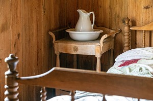 CHAMBRE DE LA MAISON GODIN DE 1890, VILLAGE HISTORIQUE ACADIEN, BERTRAND, NOUVEAU-BRUNSWICK, CANADA, AMERIQUE DU NORD 