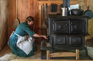 POELE DE LA CUISINE, MAISON GODIN DE 1890, VILLAGE HISTORIQUE ACADIEN, BERTRAND, NOUVEAU-BRUNSWICK, CANADA, AMERIQUE DU NORD 