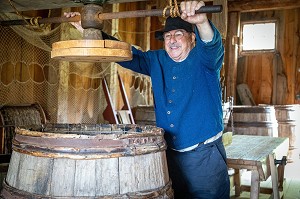 SALAISON DES MORUES DANS L'ENTREPOT ROBIN DE 1855, VILLAGE HISTORIQUE ACADIEN, BERTRAND, NOUVEAU-BRUNSWICK, CANADA, AMERIQUE DU NORD 