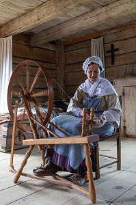 TISSEUSE DE LAINE DE MOUTON, FERME ROBICHAUD, VILLAGE HISTORIQUE ACADIEN, BERTRAND, NOUVEAU-BRUNSWICK, CANADA, AMERIQUE DU NORD 