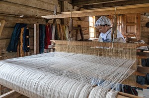 TISSEUSE DE LAINE DE MOUTON, FERME ROBICHAUD, VILLAGE HISTORIQUE ACADIEN, BERTRAND, NOUVEAU-BRUNSWICK, CANADA, AMERIQUE DU NORD 