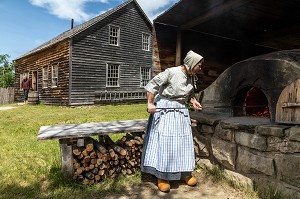 FOUR A PAIN DEVANT LA MAISON CYR DE 1852, VILLAGE HISTORIQUE ACADIEN, BERTRAND, NOUVEAU-BRUNSWICK, CANADA, AMERIQUE DU NORD 