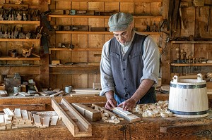 LE MENUISIER ET LA MENUISERIE DE 1875, VILLAGE HISTORIQUE ACADIEN, BERTRAND, NOUVEAU-BRUNSWICK, CANADA, AMERIQUE DU NORD 