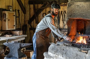 LE FORGERON ET LA FORGE DE 1874, VILLAGE HISTORIQUE ACADIEN, BERTRAND, NOUVEAU-BRUNSWICK, CANADA, AMERIQUE DU NORD 