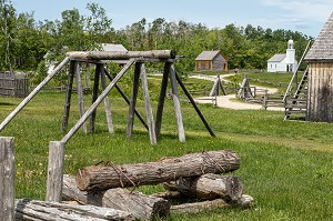 VUE DU VILLAGE ET DE LA CHAPELLE DE 1831, VILLAGE HISTORIQUE ACADIEN, BERTRAND, NOUVEAU-BRUNSWICK, CANADA, AMERIQUE DU NORD 