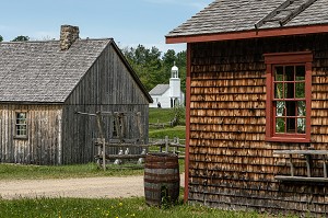 VUE DU VILLAGE ET DE LA CHAPELLE DE 1831, VILLAGE HISTORIQUE ACADIEN, BERTRAND, NOUVEAU-BRUNSWICK, CANADA, AMERIQUE DU NORD 