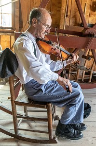 LE VIOLONISTE ACADIEN DANS LA MENUISERIE, VILLAGE HISTORIQUE ACADIEN, BERTRAND, NOUVEAU-BRUNSWICK, CANADA, AMERIQUE DU NORD 