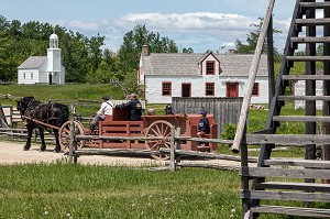 CHARRETTE D'EPOQUE POUR PROMENER LES TOURISTES DANS LE VILLAGE, MAISON BLACHALL DE 1840 ET CHAPELLE DE 1831, VILLAGE HISTORIQUE ACADIEN, BERTRAND, NOUVEAU-BRUNSWICK, CANADA, AMERIQUE DU NORD 